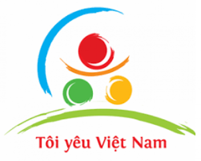 Trao nón bảo hiểm cho học sinh lớp 1
