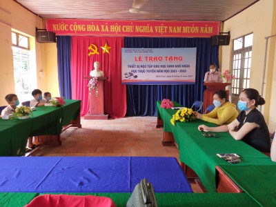 Lễ trao tặng Thiết bị học tập cho học sinh có hoàn cảnh khó khăn học trực tuyến Năm học 2021-2022