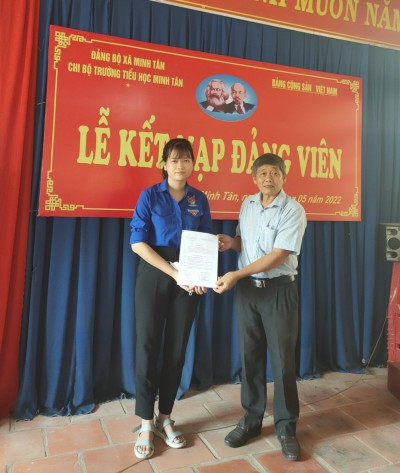 LỄ KẾT NẠP ĐẢNG VIÊN CHO ĐOÀN VIÊN NGUYỄN THỊ HÀ