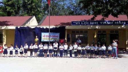 Học sinh nhận quà của Cơ sở mua mủ cao su Huệ