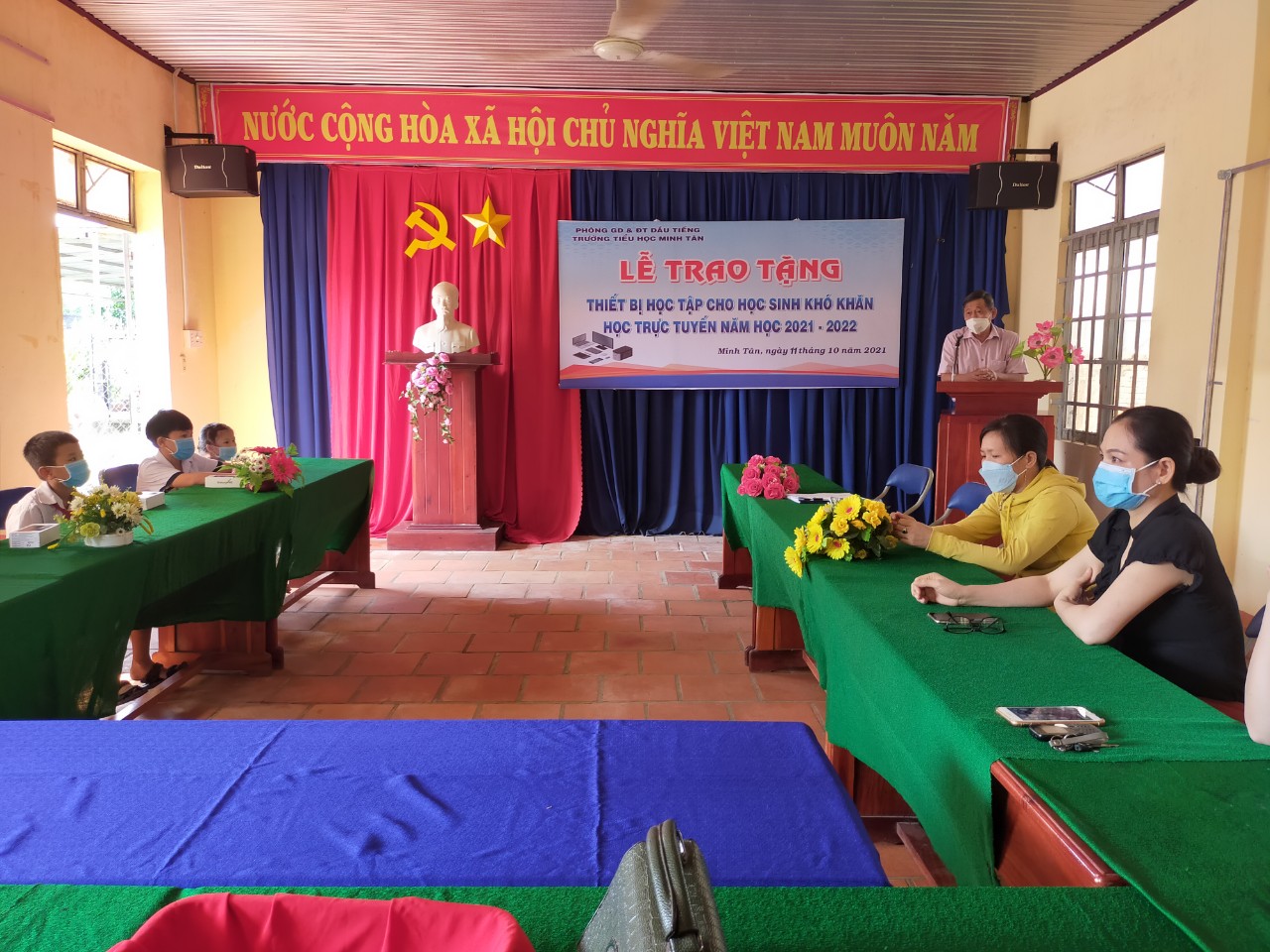Lễ trao tặng Thiết bị học tập cho học sinh có hoàn cảnh khó khăn học trực tuyến Năm học 2021-2022