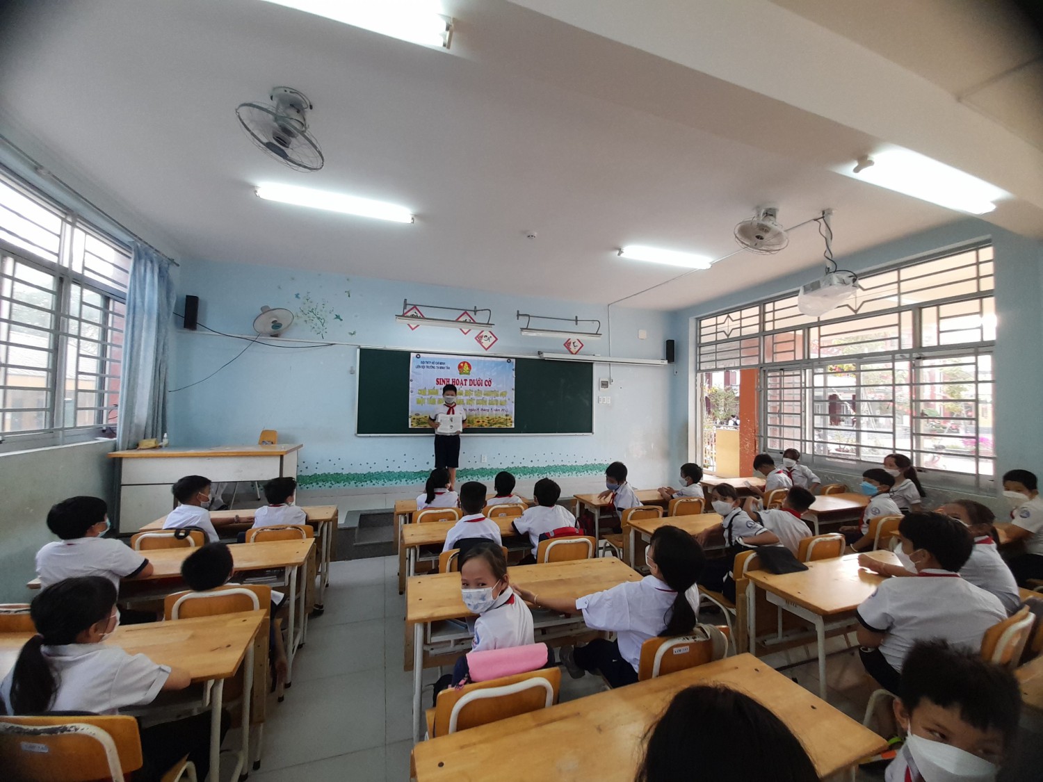 Sinh hoạt chủ điểm "Mỗi tuần một câu chuyện đẹp - Một tấm gương sáng một cuốn sách hay"