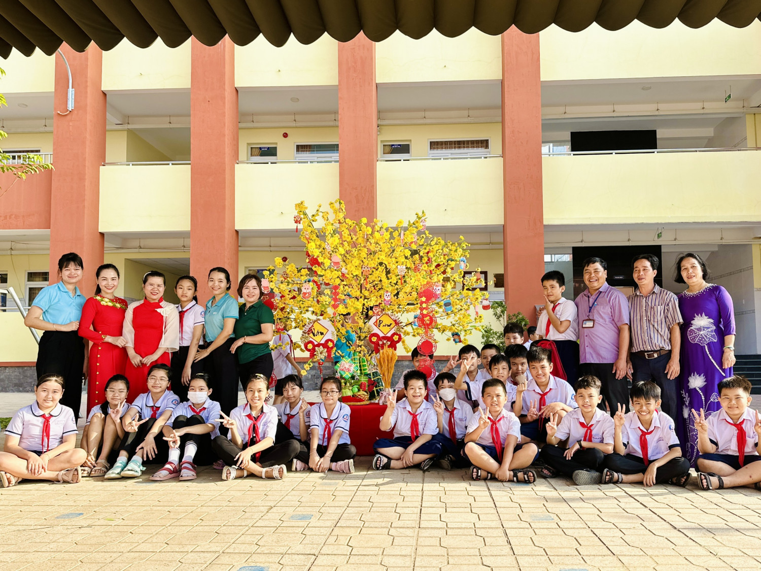 HOẠT ĐỘNG TRẢI NGHIỆM TRANG TRÍ CÂY MAI - CÂY ĐÀO XUÂN GIÁP THÌN 2024