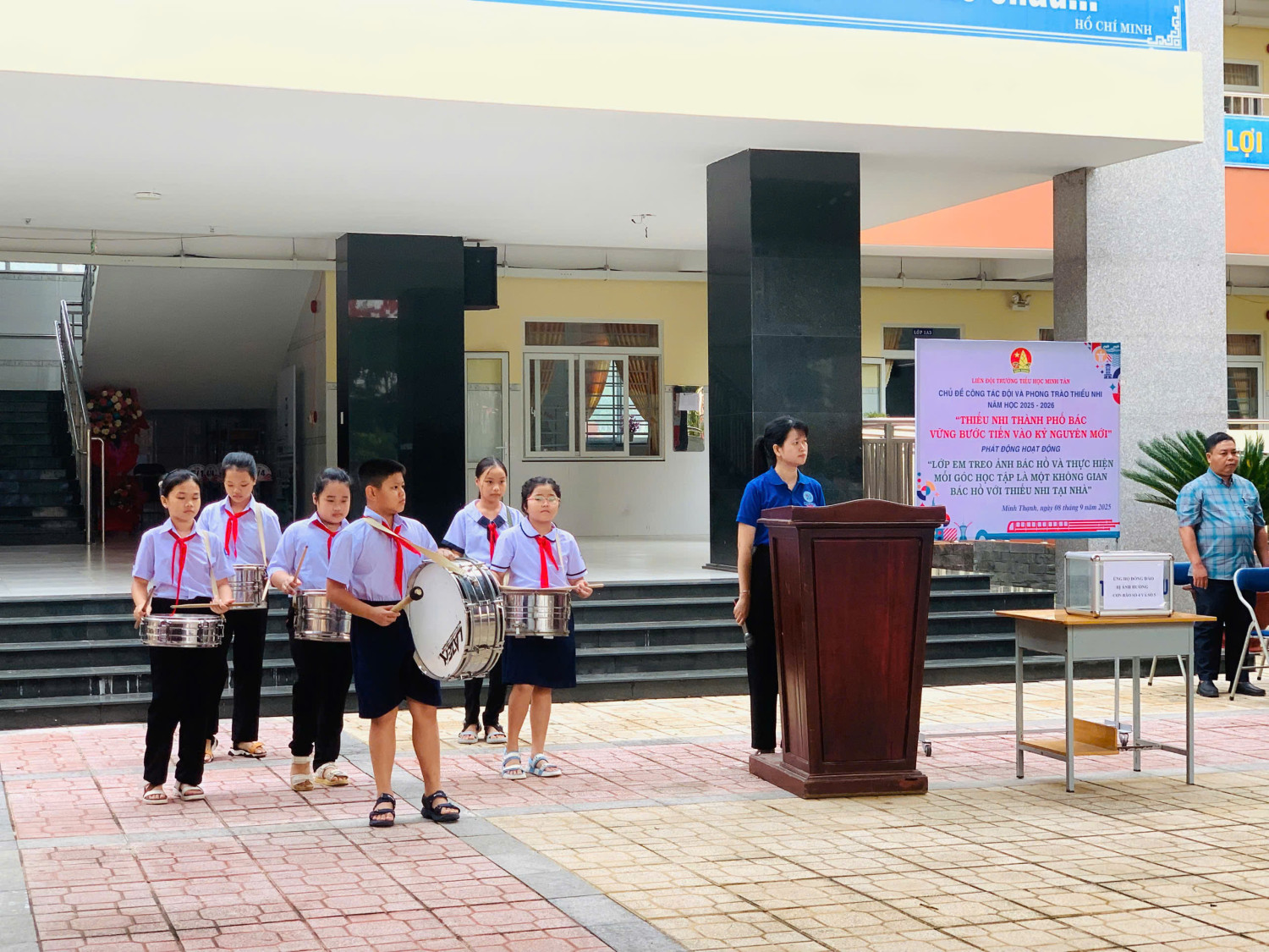 Phát động chủ đề Công tác Đội và phong trào thiếu nhi - Phát động hoạt động “Lớp em treo ảnh Bác Hồ” và mô hình “Mỗi góc học tập là một không gian Bác Hồ với thiếu nhi tại nhà” năm học 2025-2026