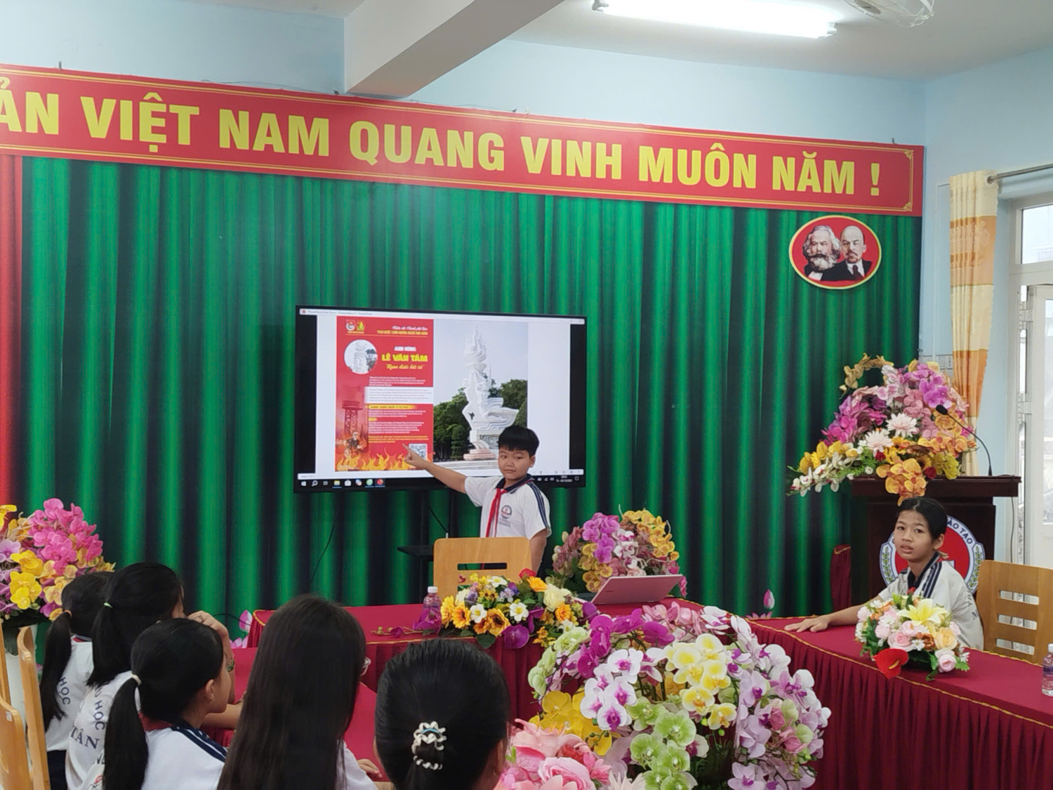 Sinh hoạt chủ đề theo bước chân người anh hùng "Lê Văn Tám - Bó đuốc sống sáng ngời".